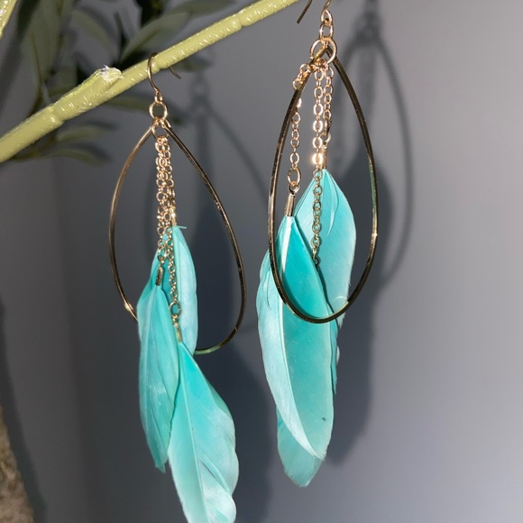 Teal feather and gold chain necklace and earrings set - Picture 3 of 4